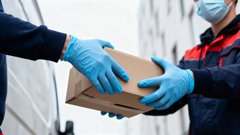 戴口罩送快递图片