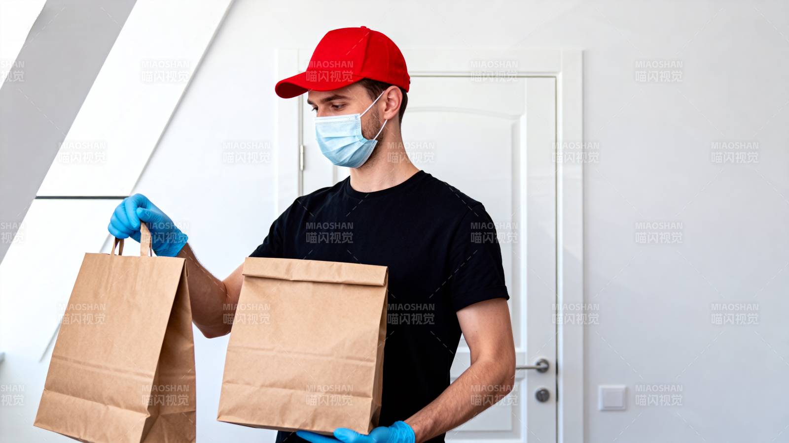 快递员送餐中图片