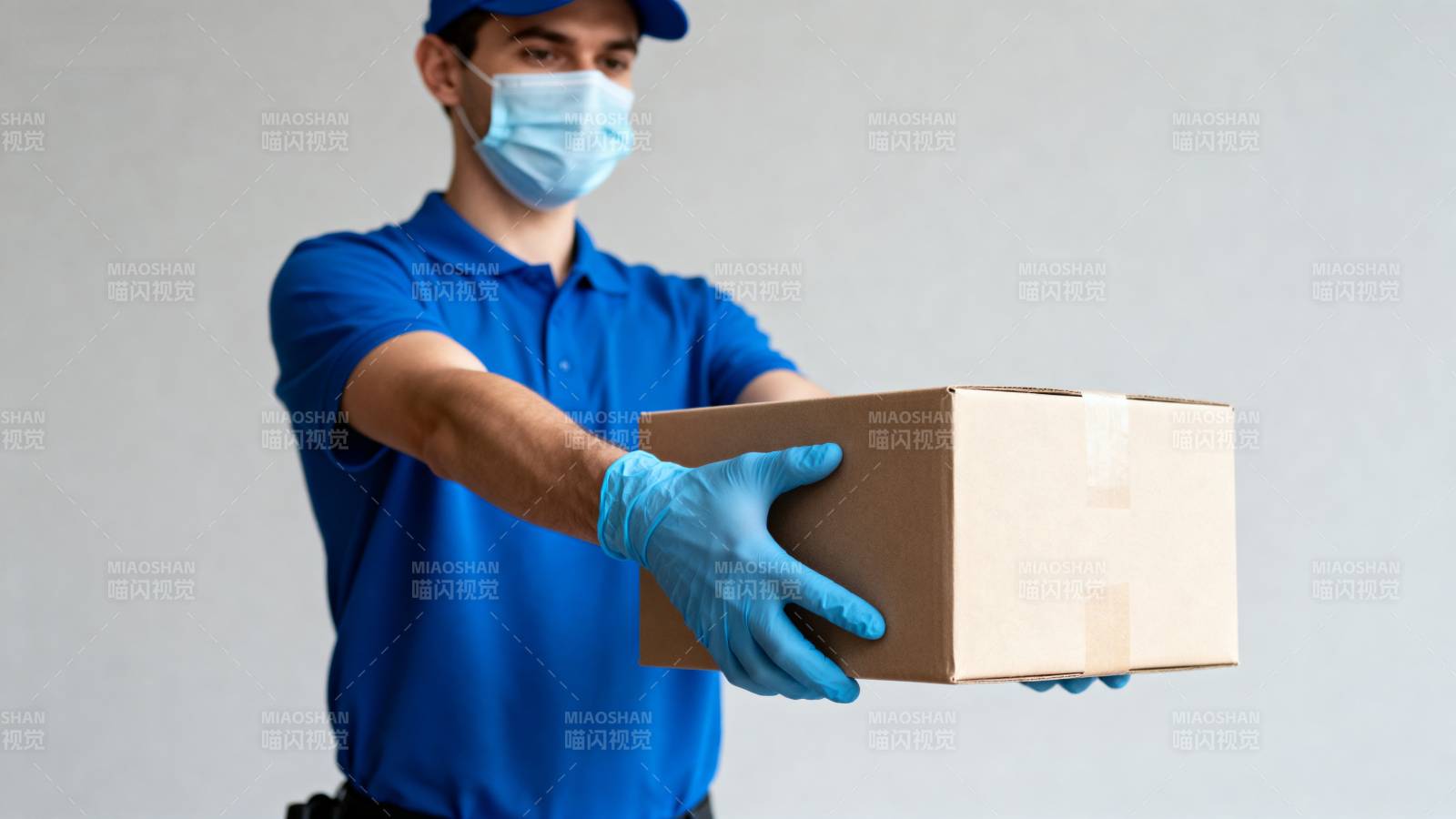 快递员戴口罩送包裹图片