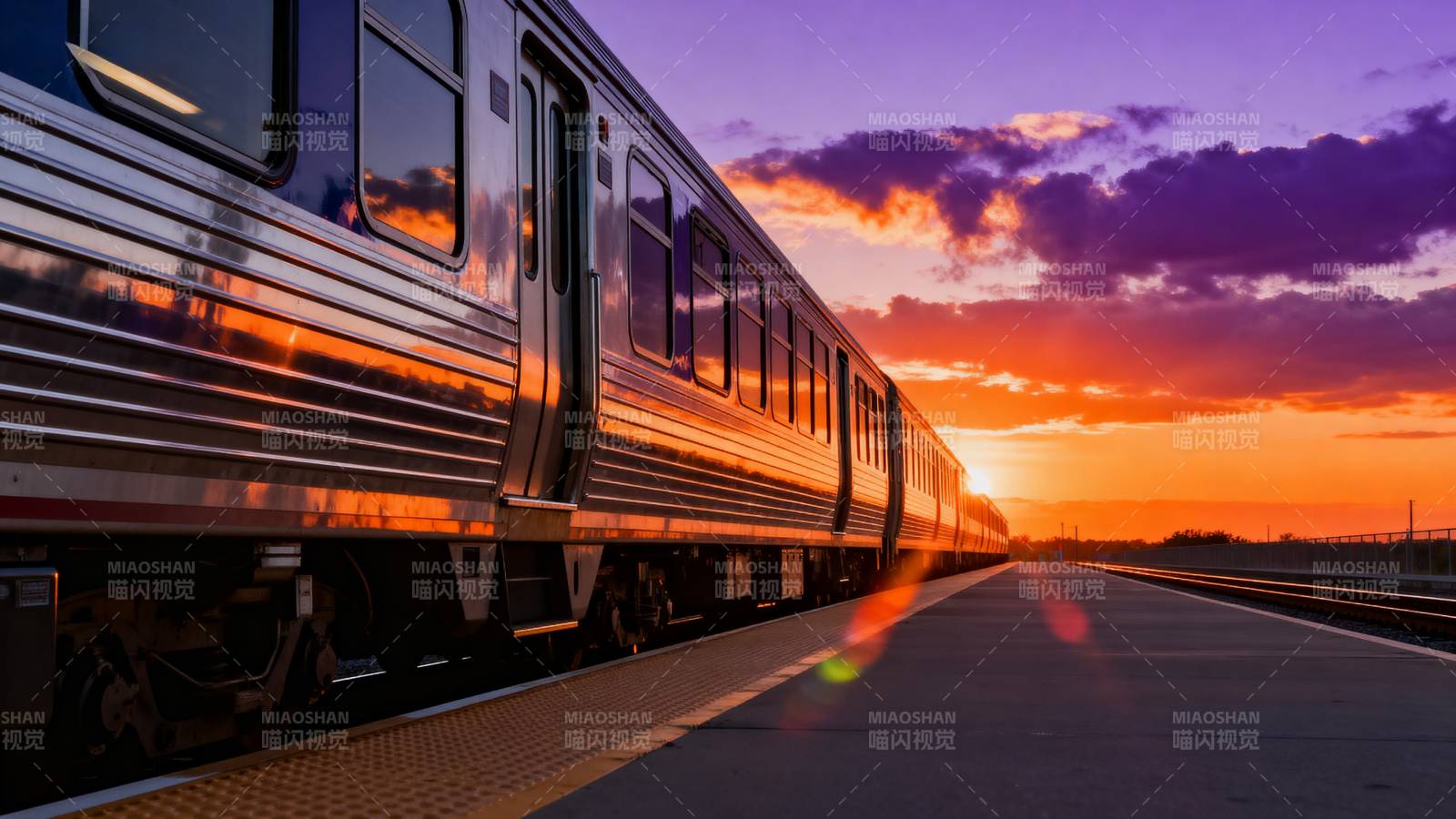 夕阳下的列车图片