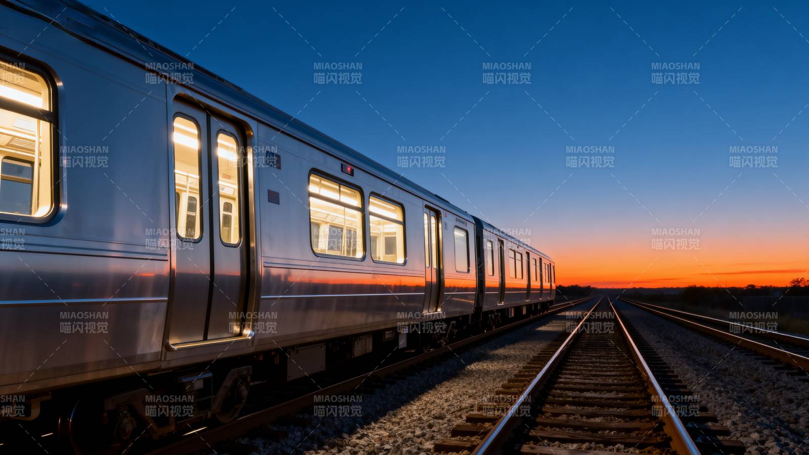 夕照铁轨列车图片