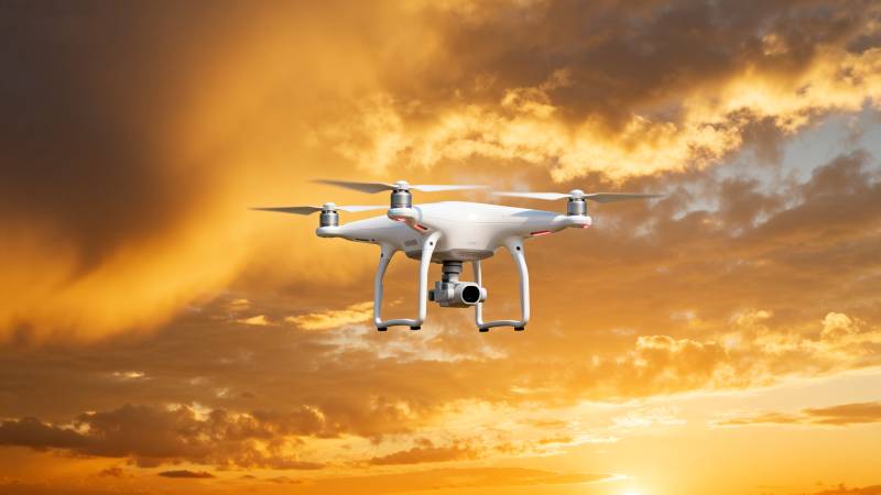 无人机翱翔夕阳中图片