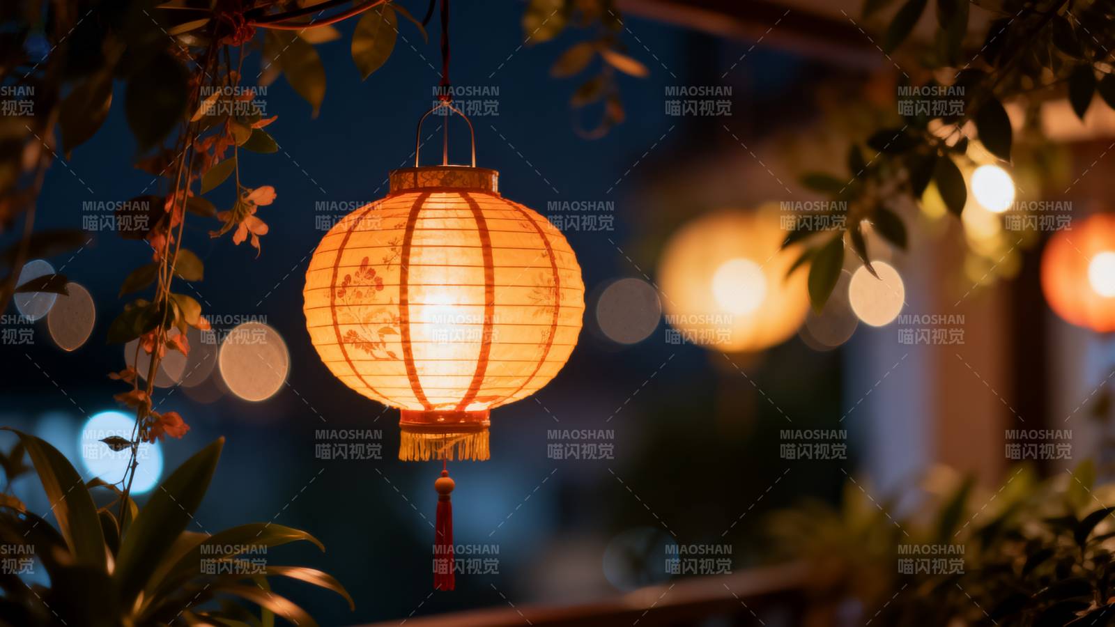 夜灯映绿叶图片