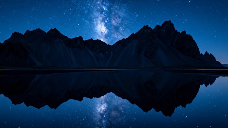 星空倒影山峦图片