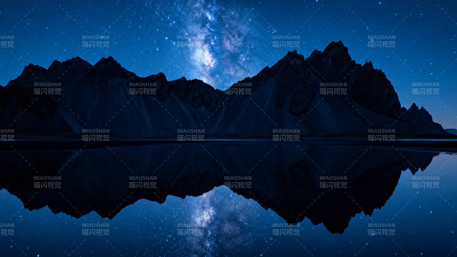 星空倒影山峦图片