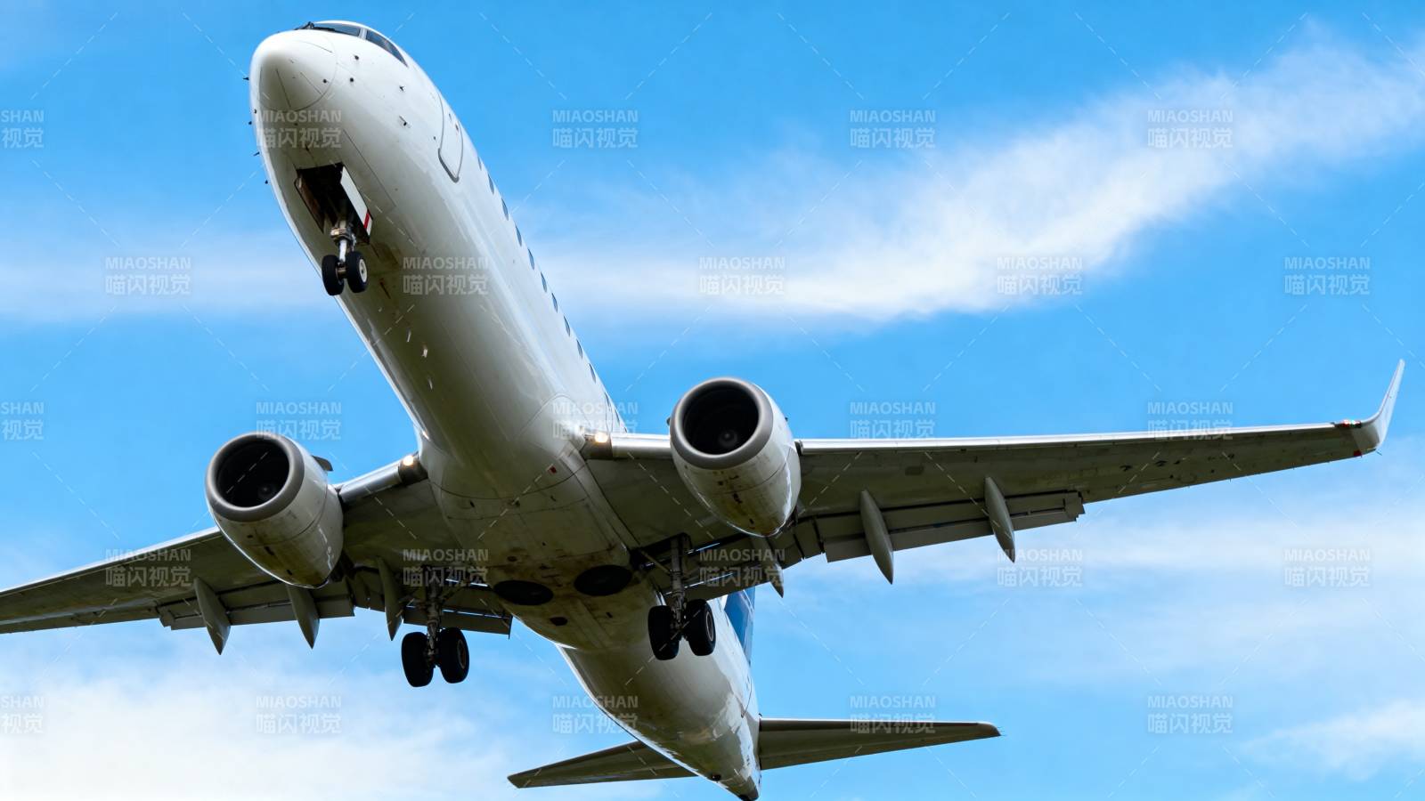 飞机翱翔蓝天图片