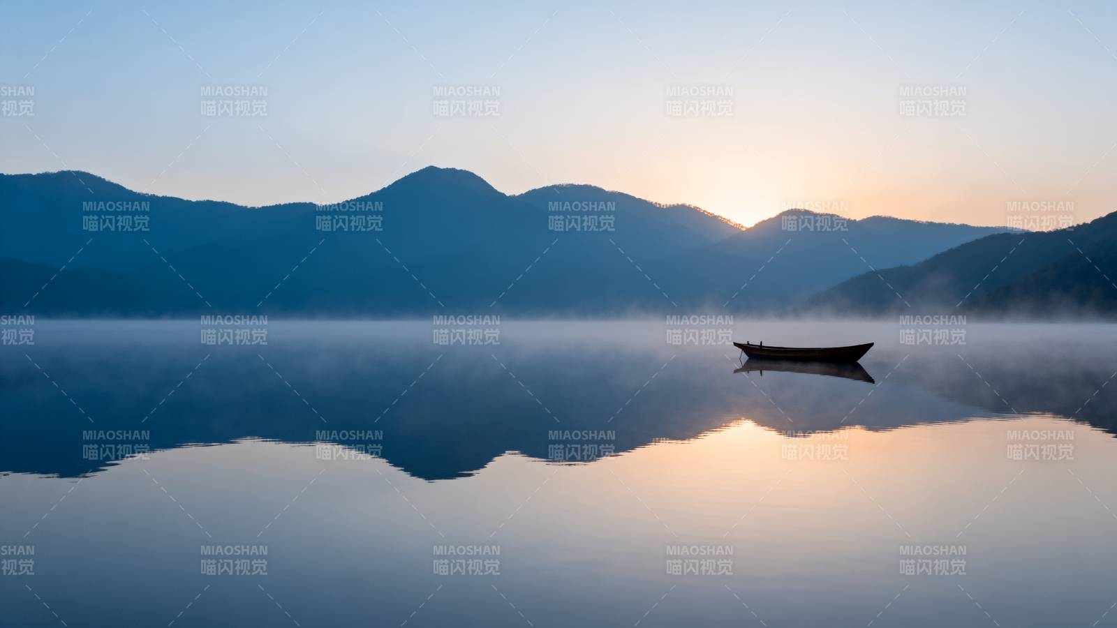 晨雾湖舟静影图片