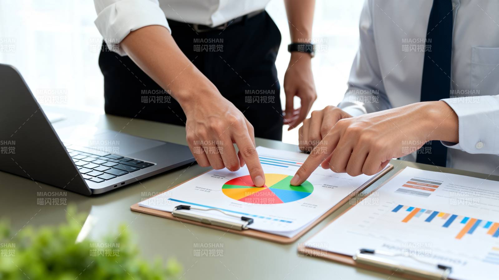 商务人士分析数据图表图片