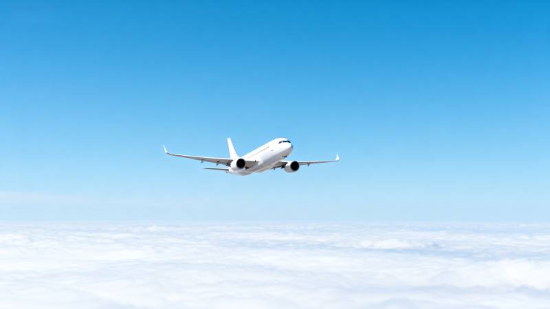 飞机翱翔蓝天之上图片