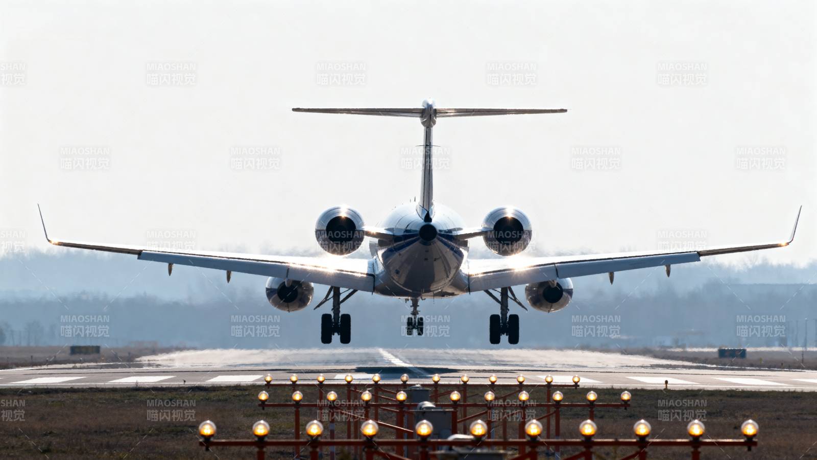 飞机降落跑道图片