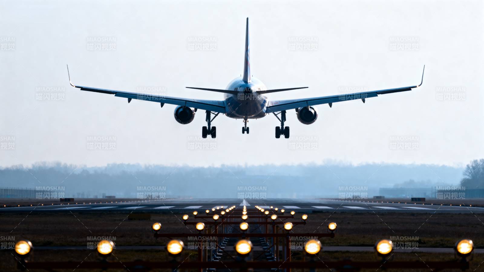 飞机降落跑道图片