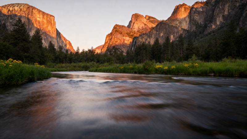山谷晨曦溪流图片