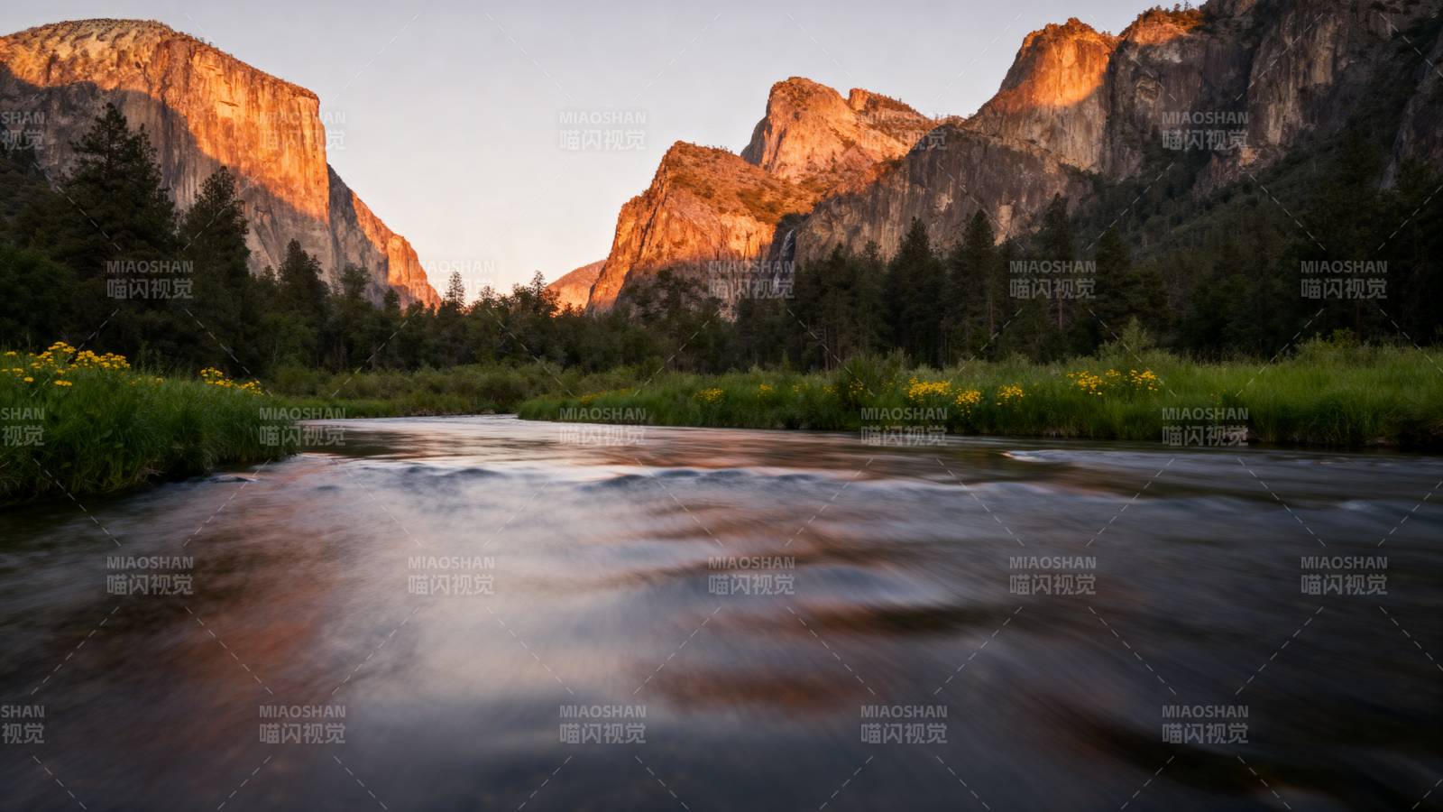 山谷晨曦溪流图片