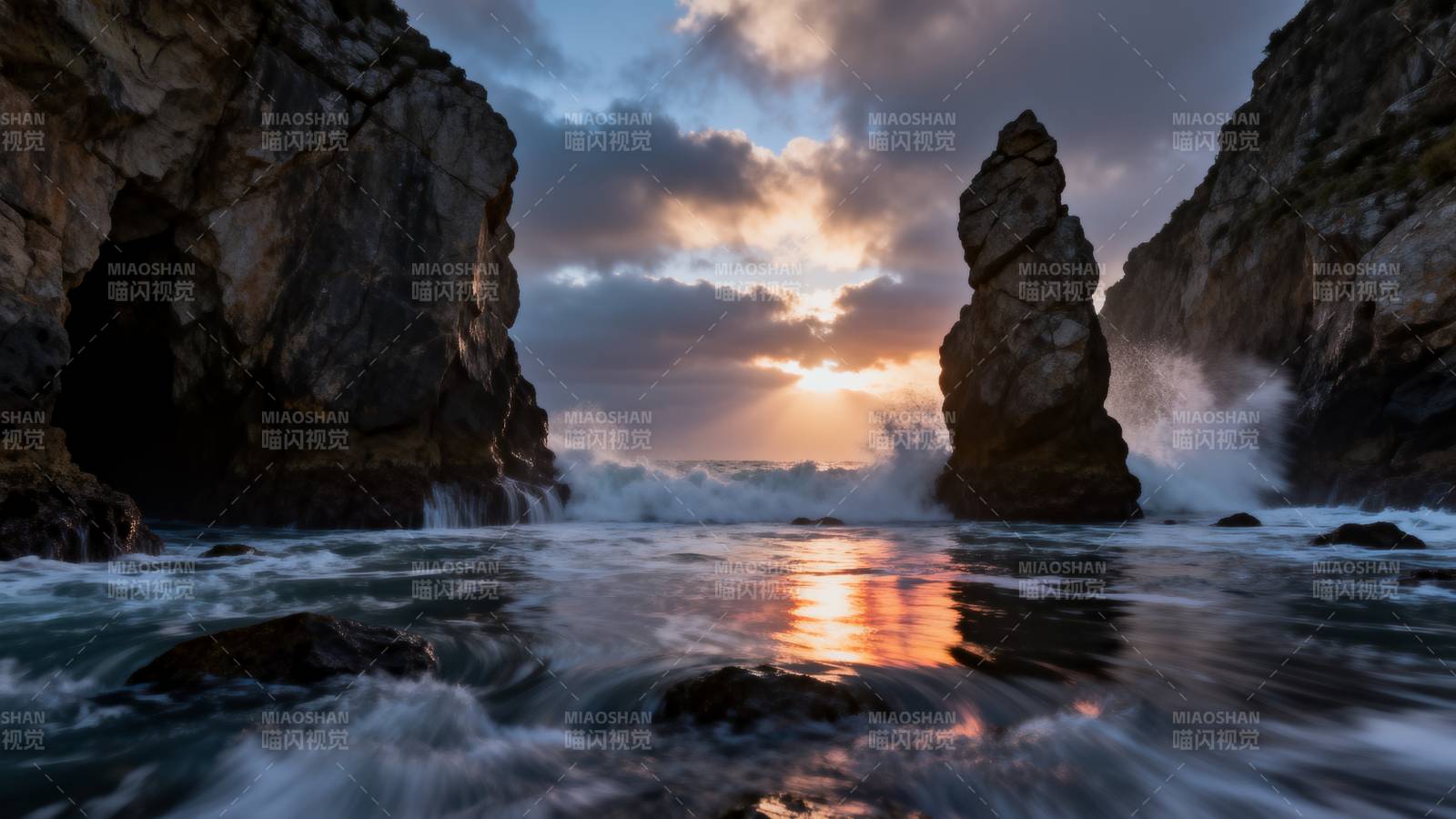 海浪拍岸日落时图片