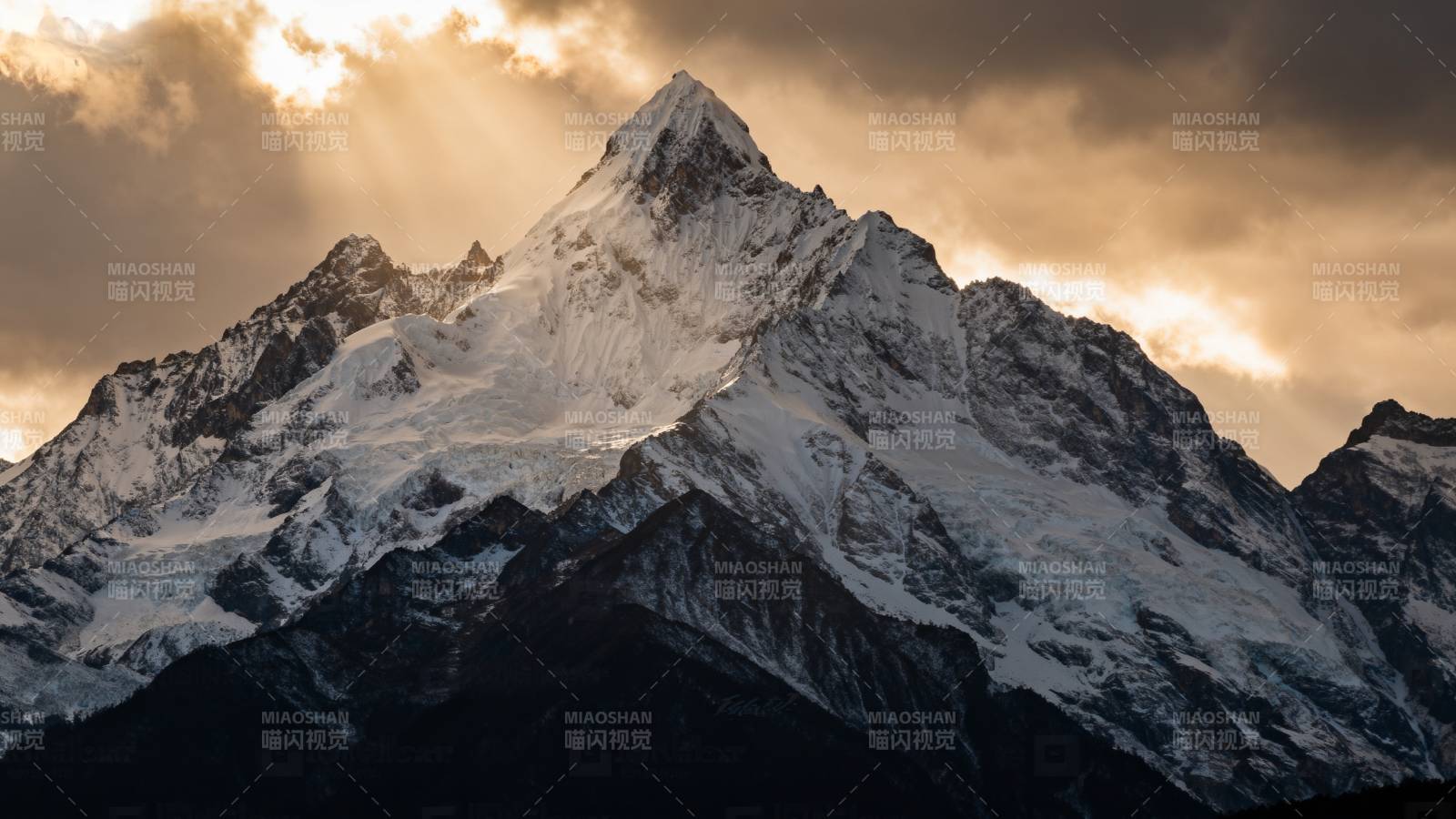 雪山之巅 云霞辉映图片