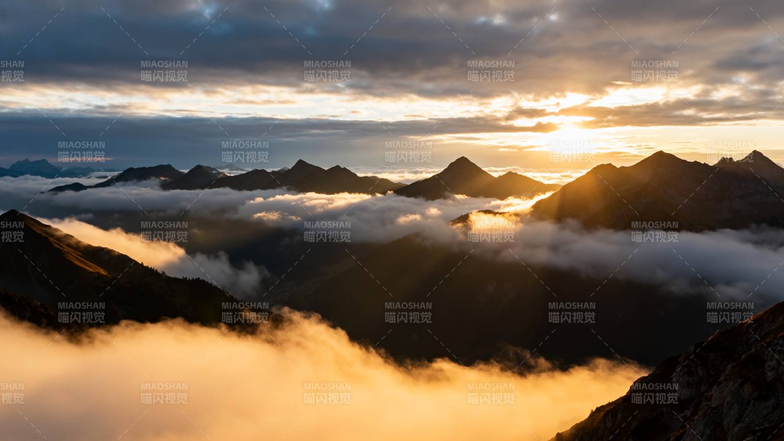 云海日出山巅图片