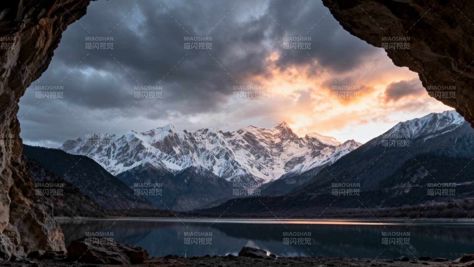 雪山洞穴夕照图片