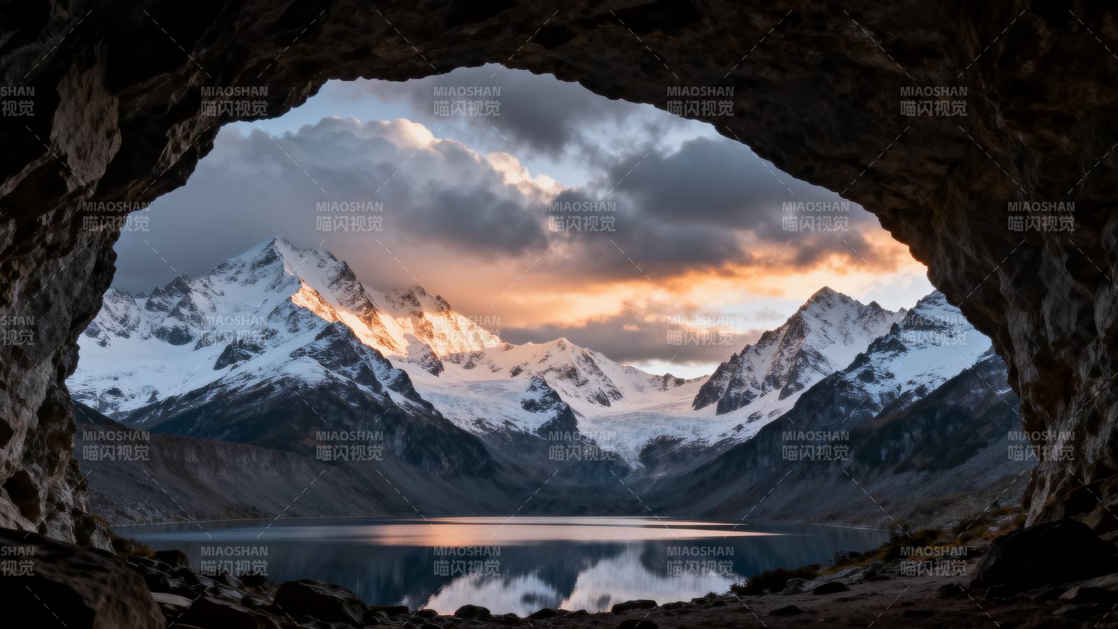 雪山洞中湖景图片