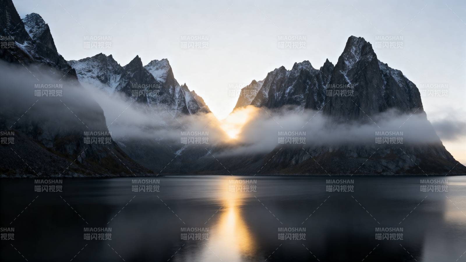 晨曦山湖镜影图片