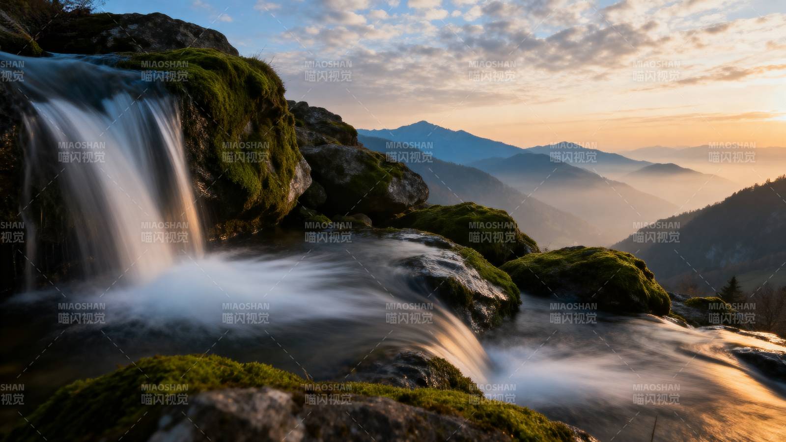 山涧飞瀑晨曦图片