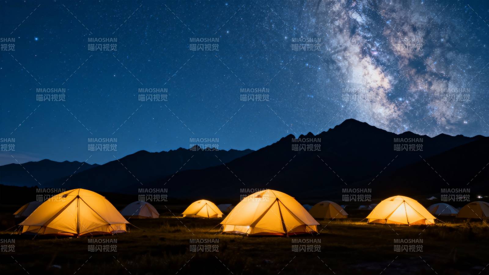 星空下的露营夜景图片