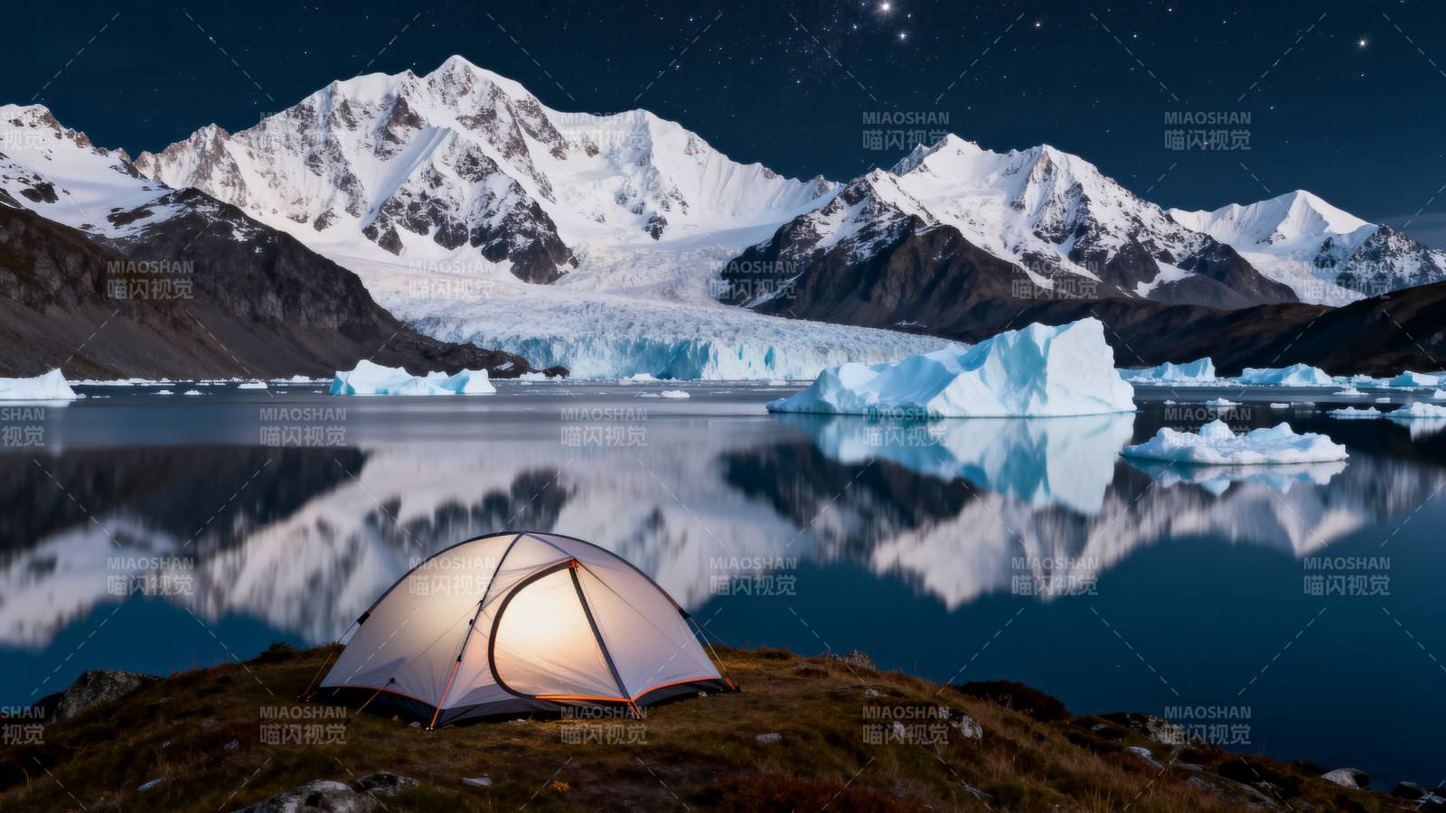 雪山湖畔露营夜景图片