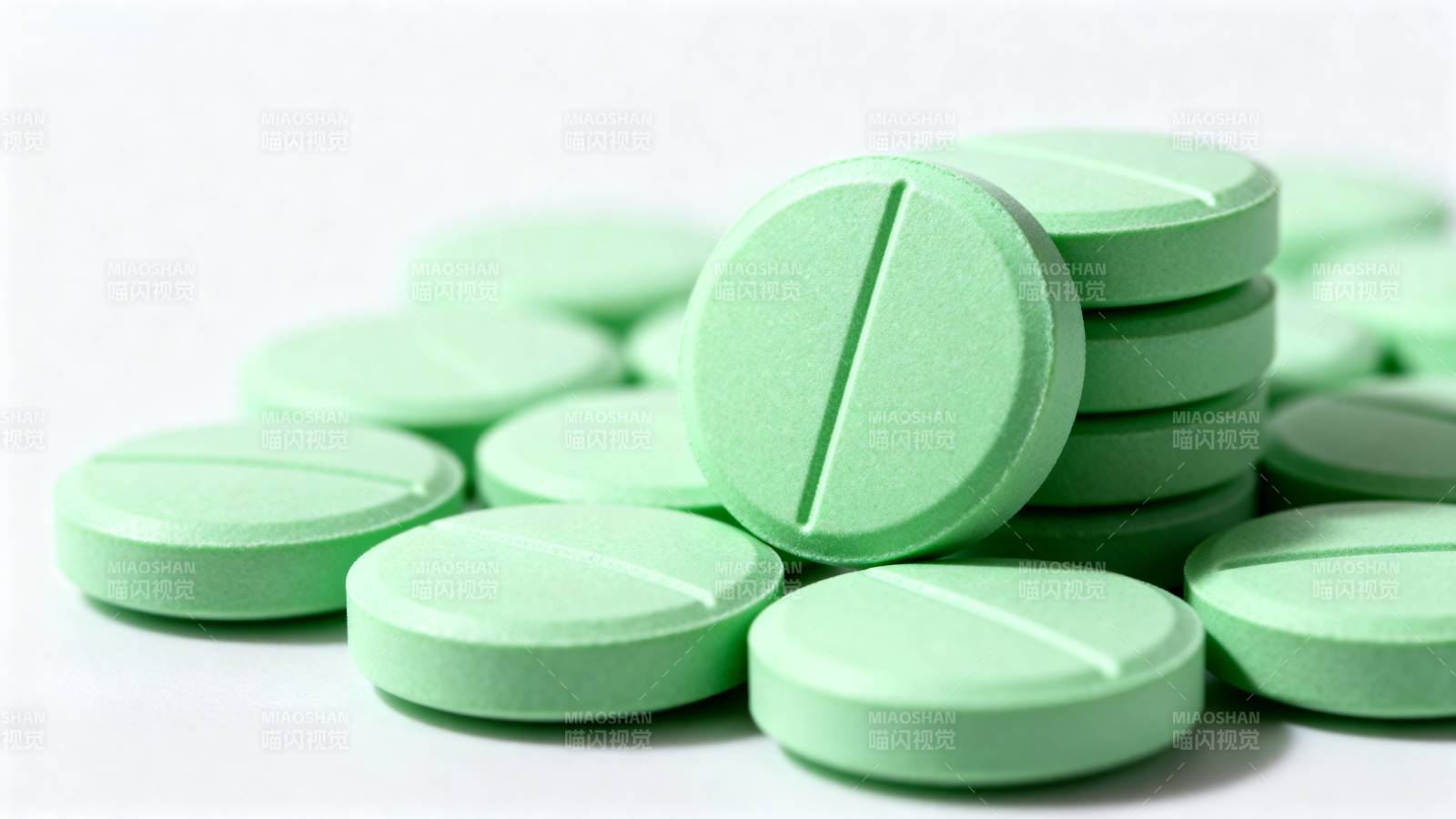 绿色药片堆叠图片