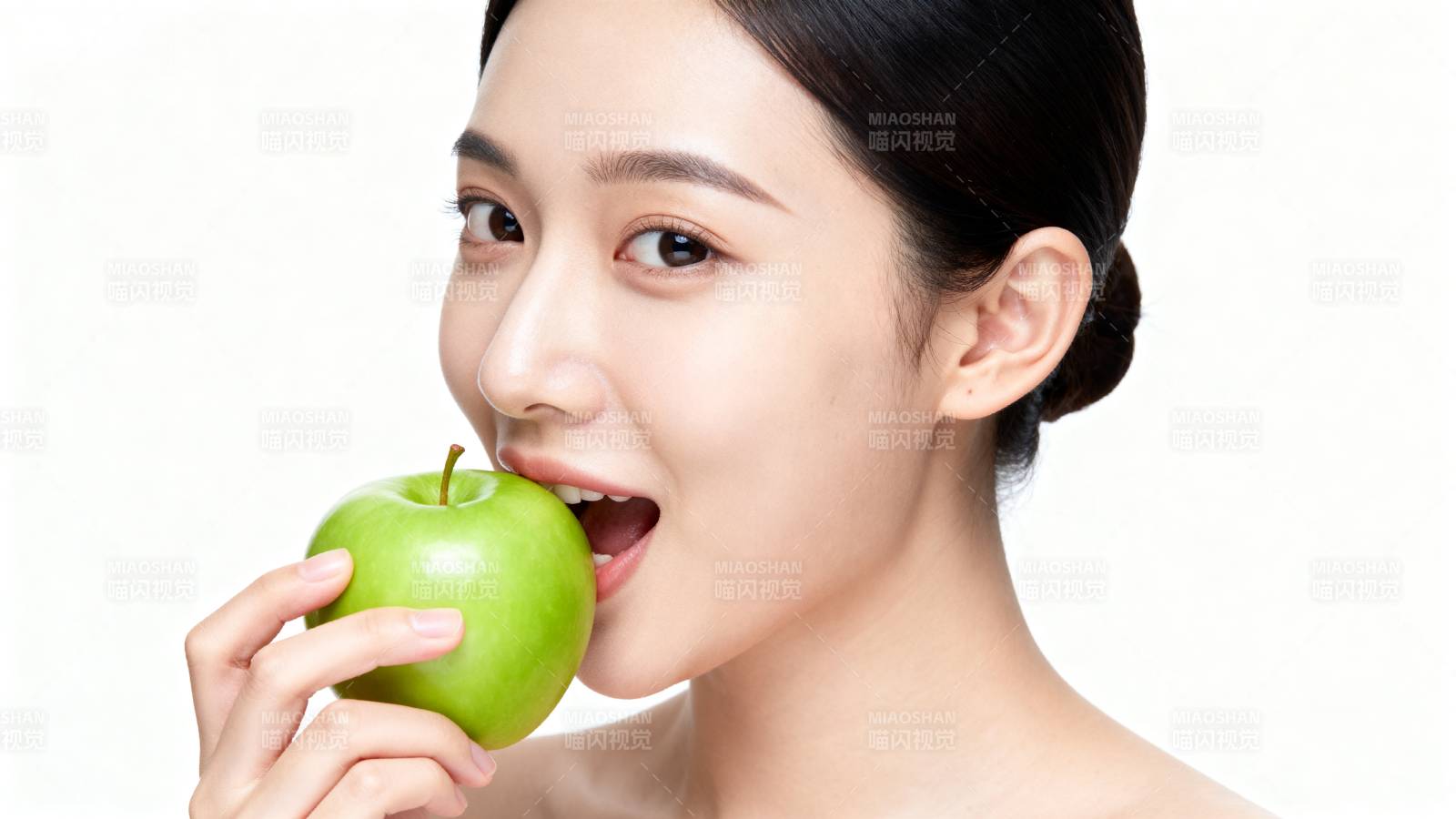 咬青苹果的美女图片