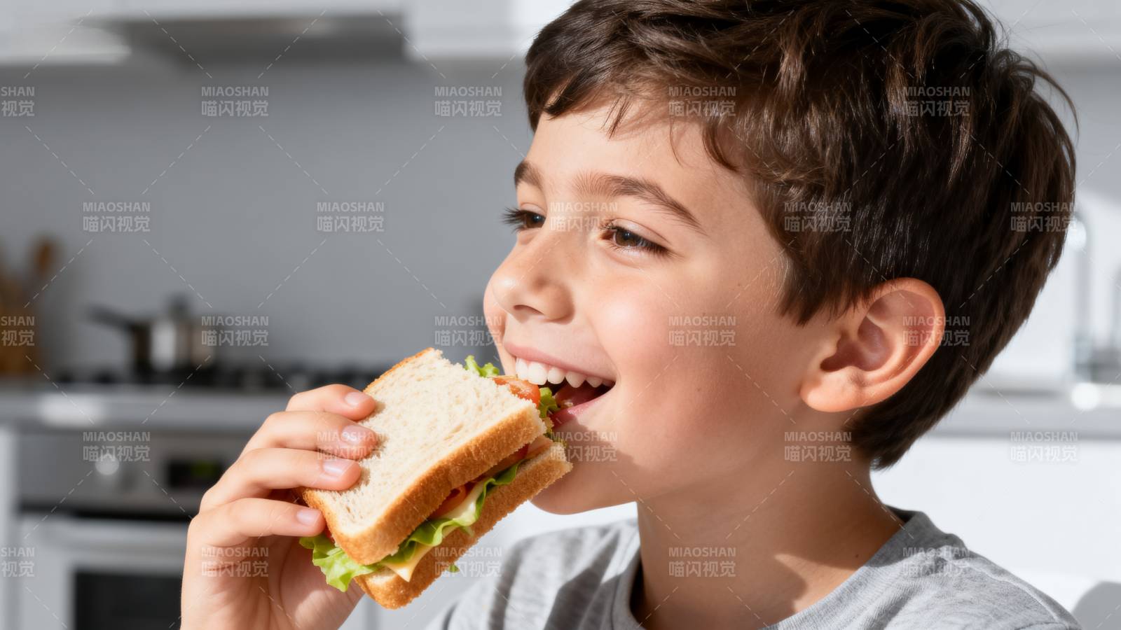 男孩开心吃三明治图片