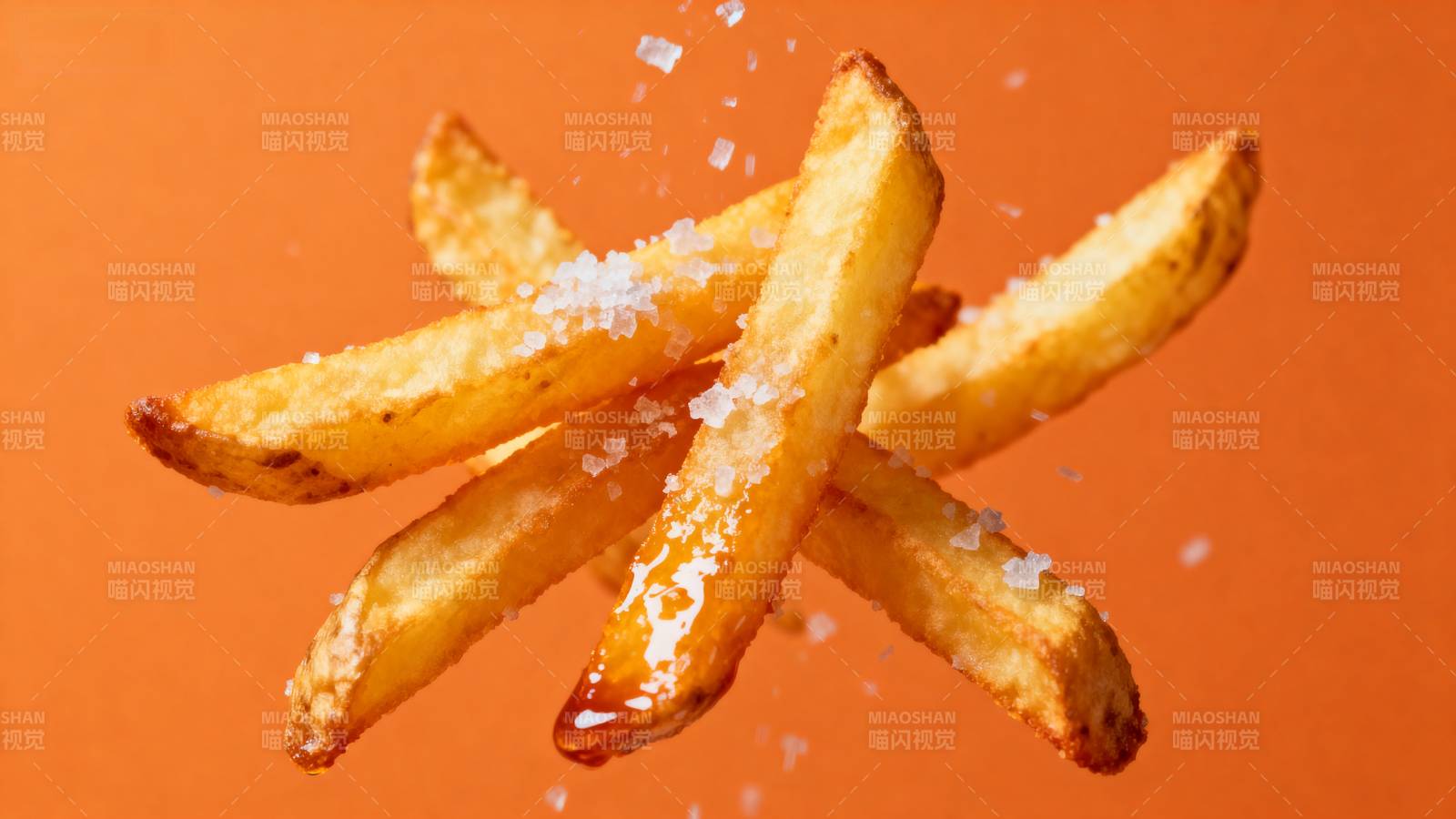 金黄薯条撒盐飞舞图片