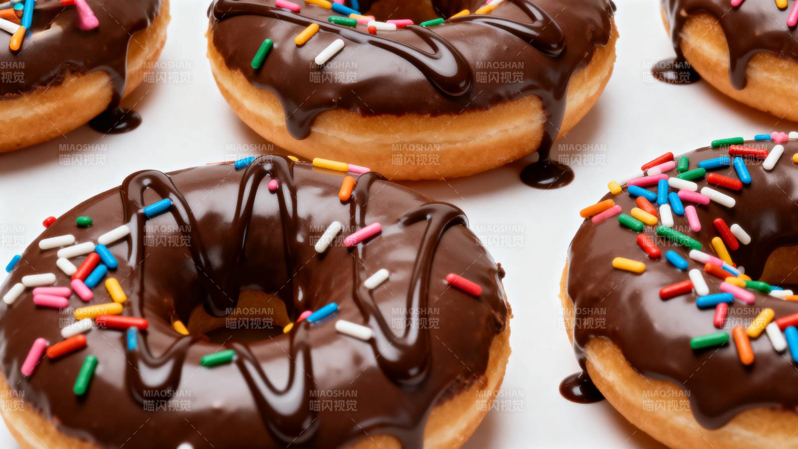 巧克力洒满彩糖的甜甜圈图片