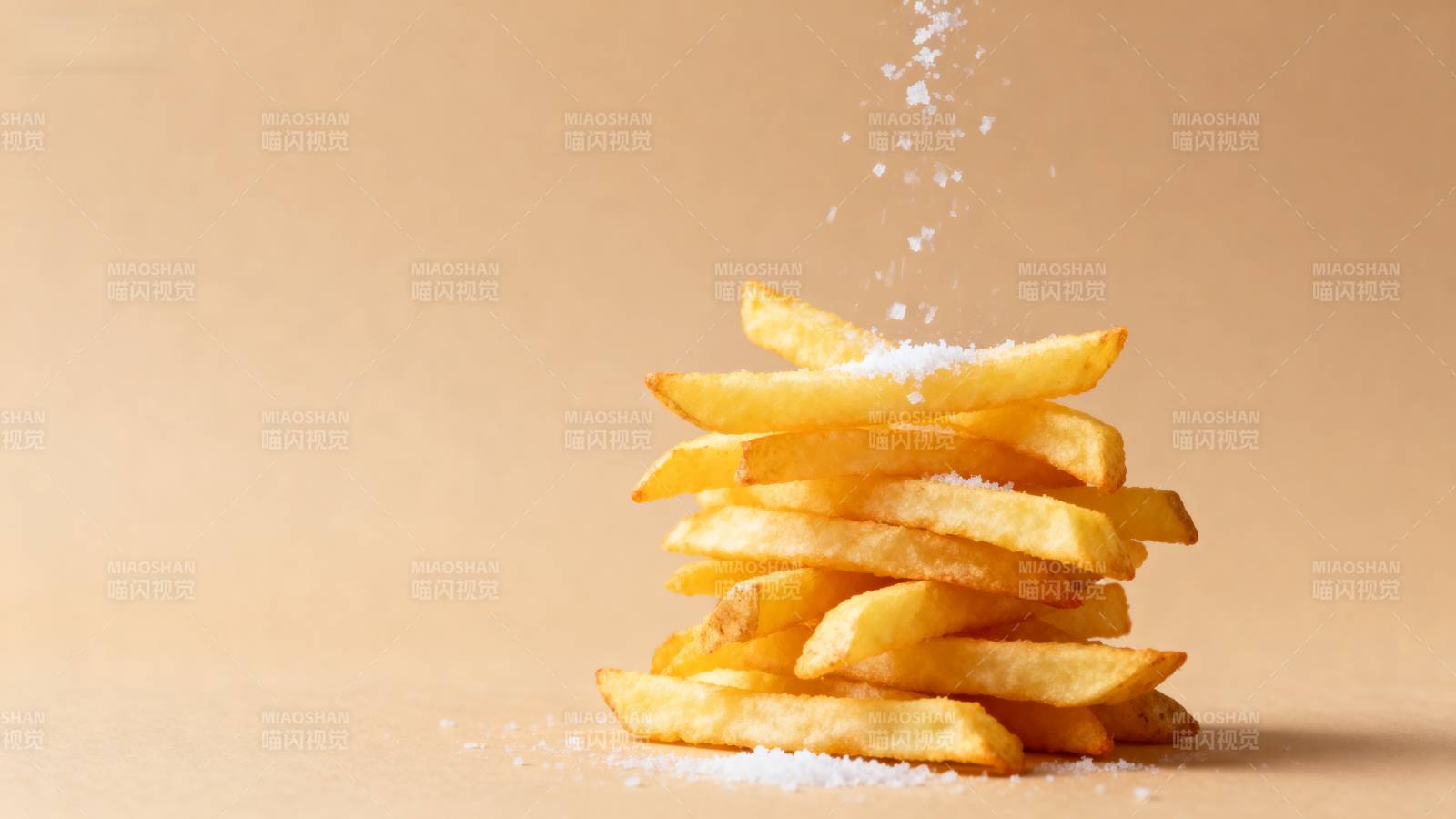 薯条撒盐瞬间图片