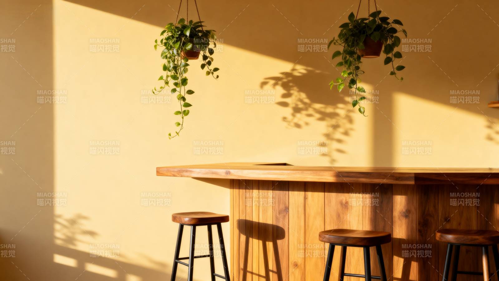 阳光下的木质吧台图片