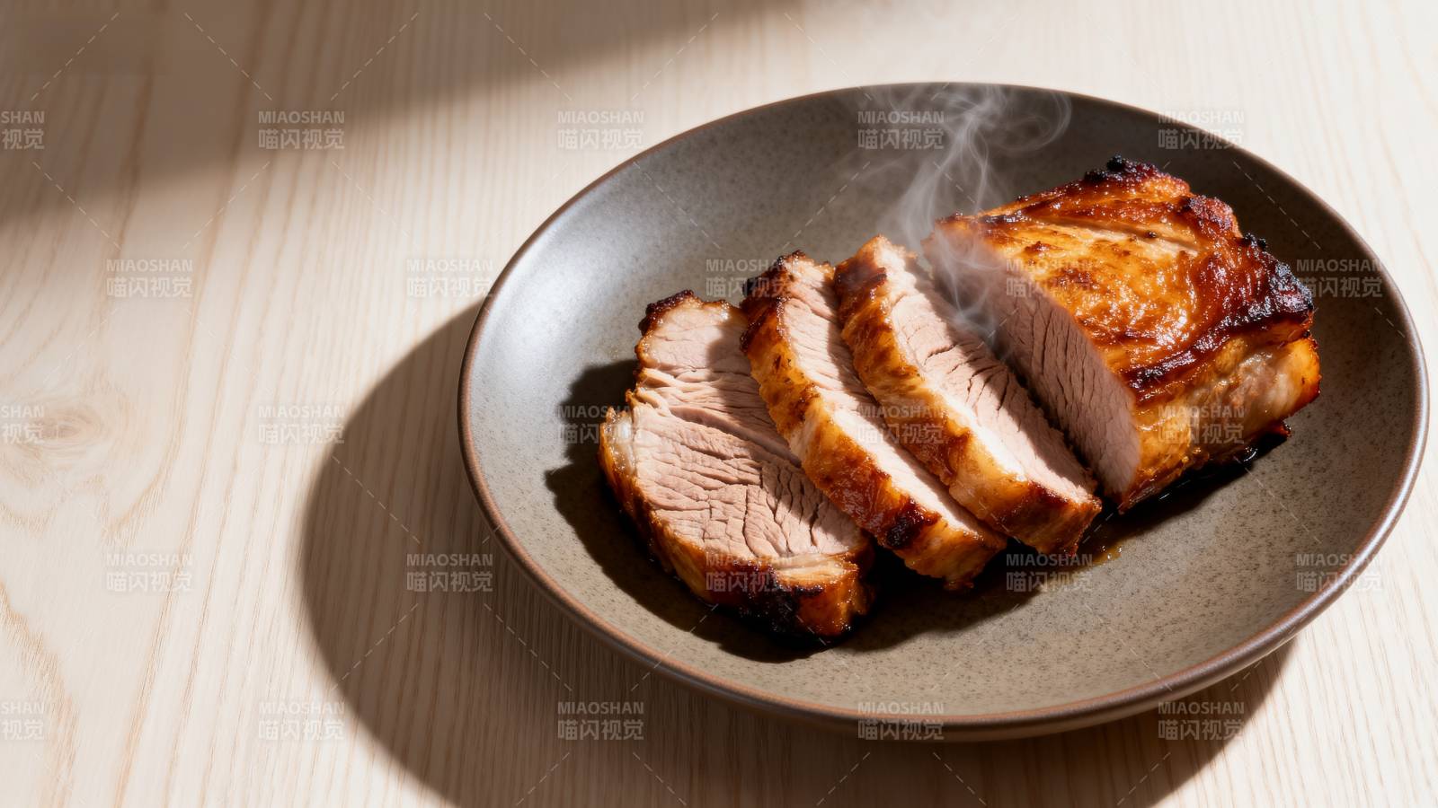 香煎猪排 热气腾腾图片