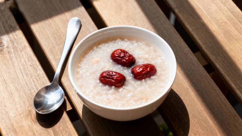 红枣粥配银勺图片
