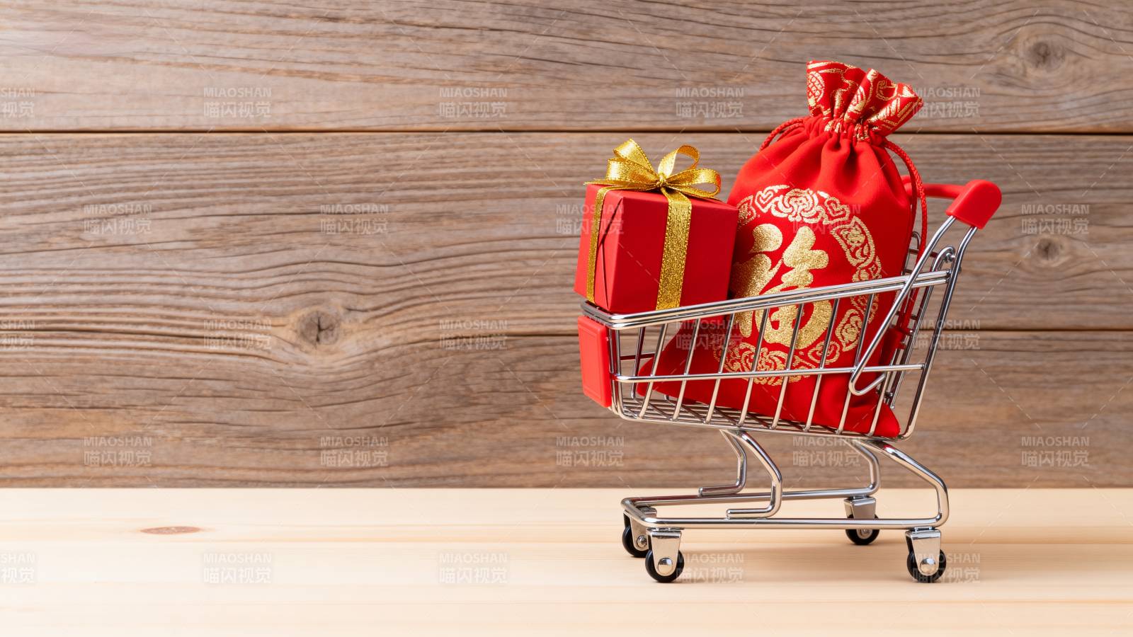 购物车里的新年礼物图片