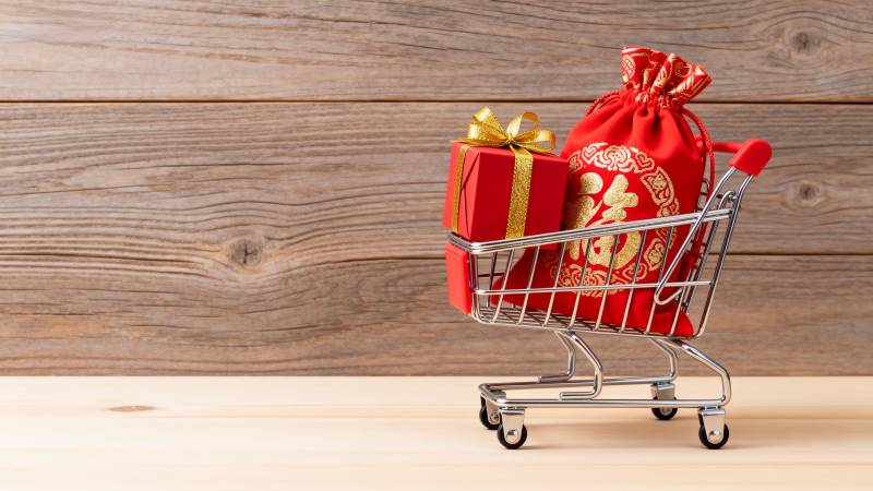 购物车里的新年礼物图片