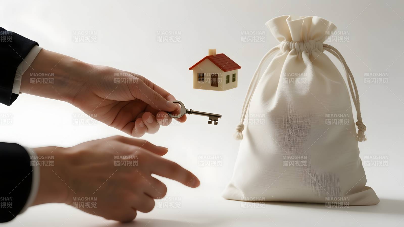 购房钥匙与钱袋图片