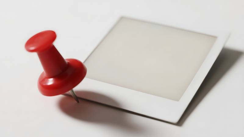 红色图钉固定照片图片