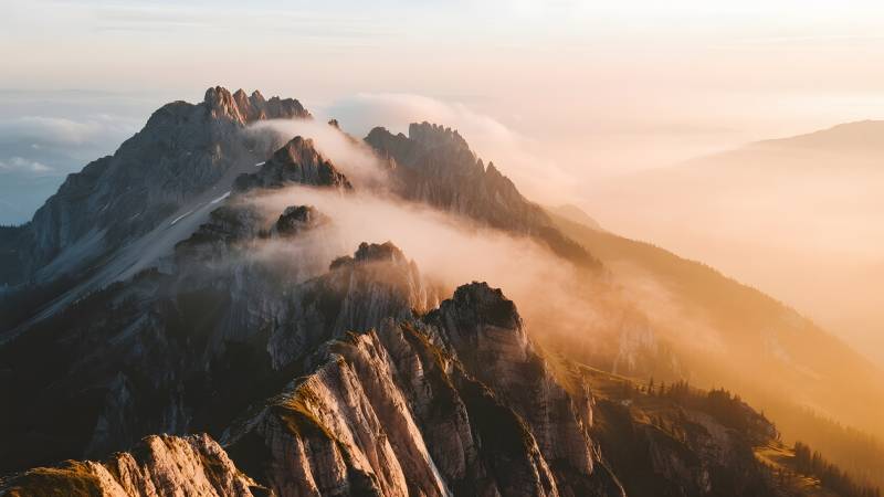 云雾缭绕山峰图片