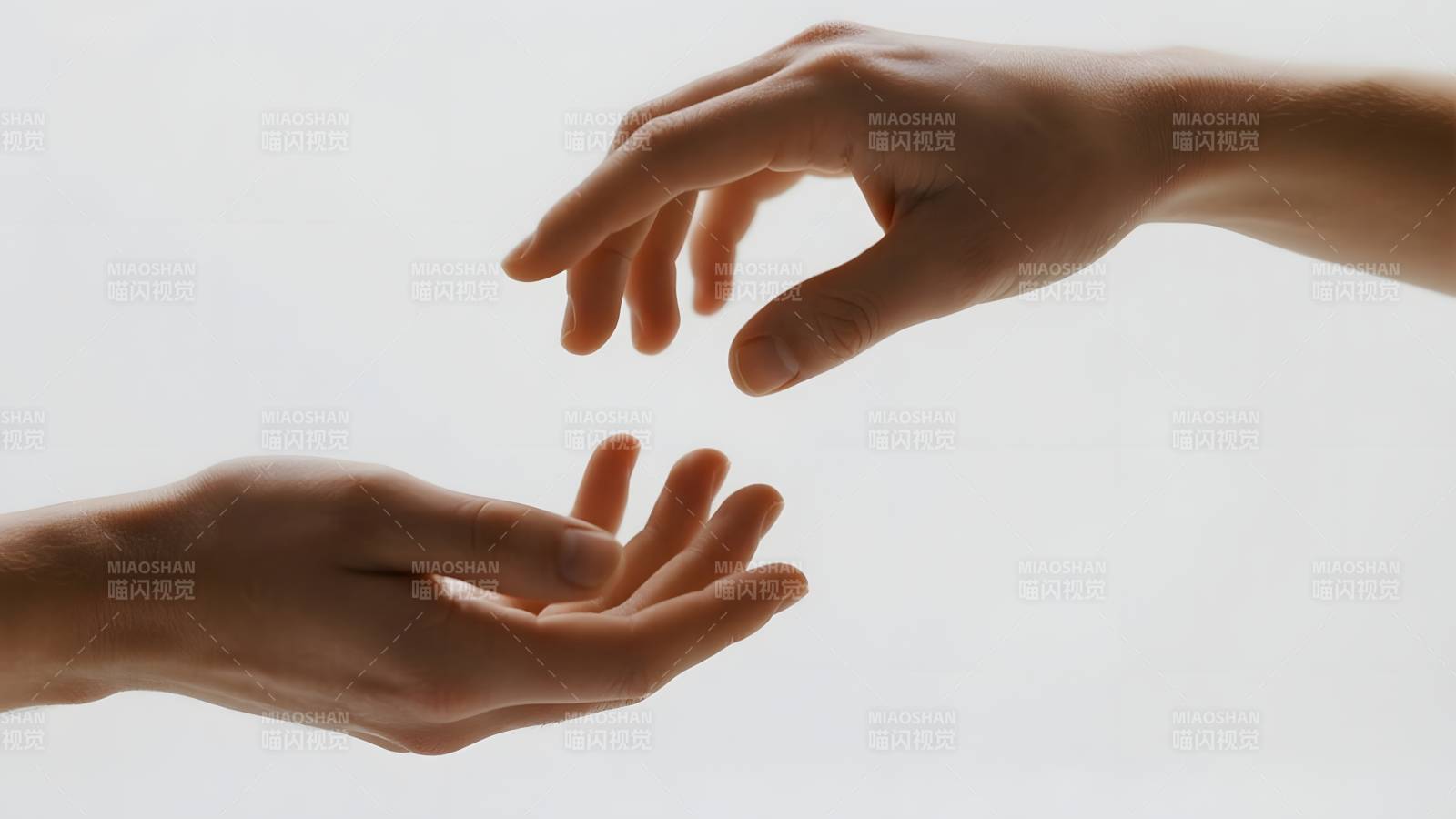 双手相触 传递温暖图片