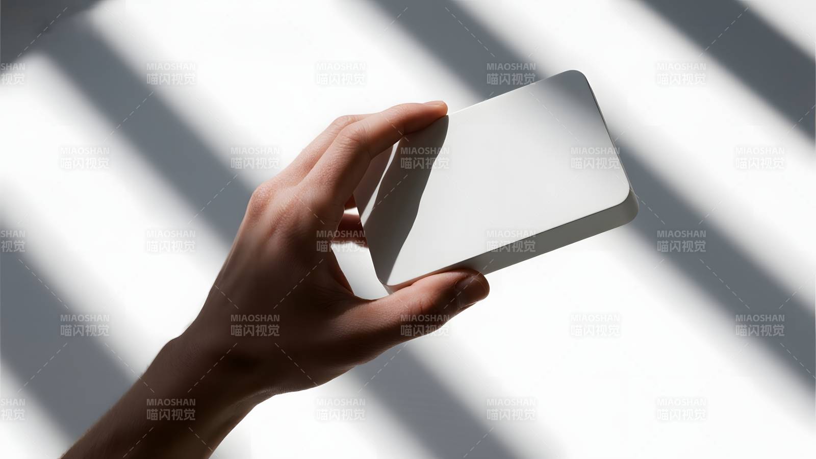 手握手机光影交错图片