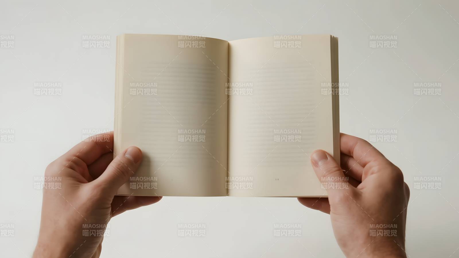 双手捧书 空白页图片