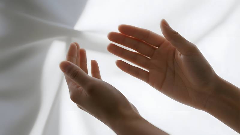 双手轻抚白纱图片