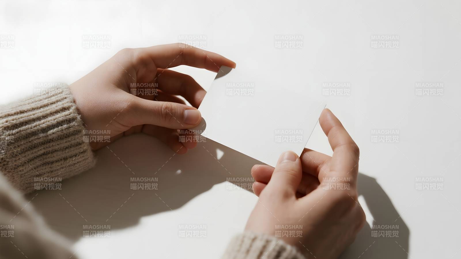 双手轻折纸条图片