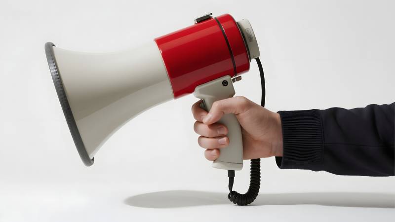 手持红色扩音器图片