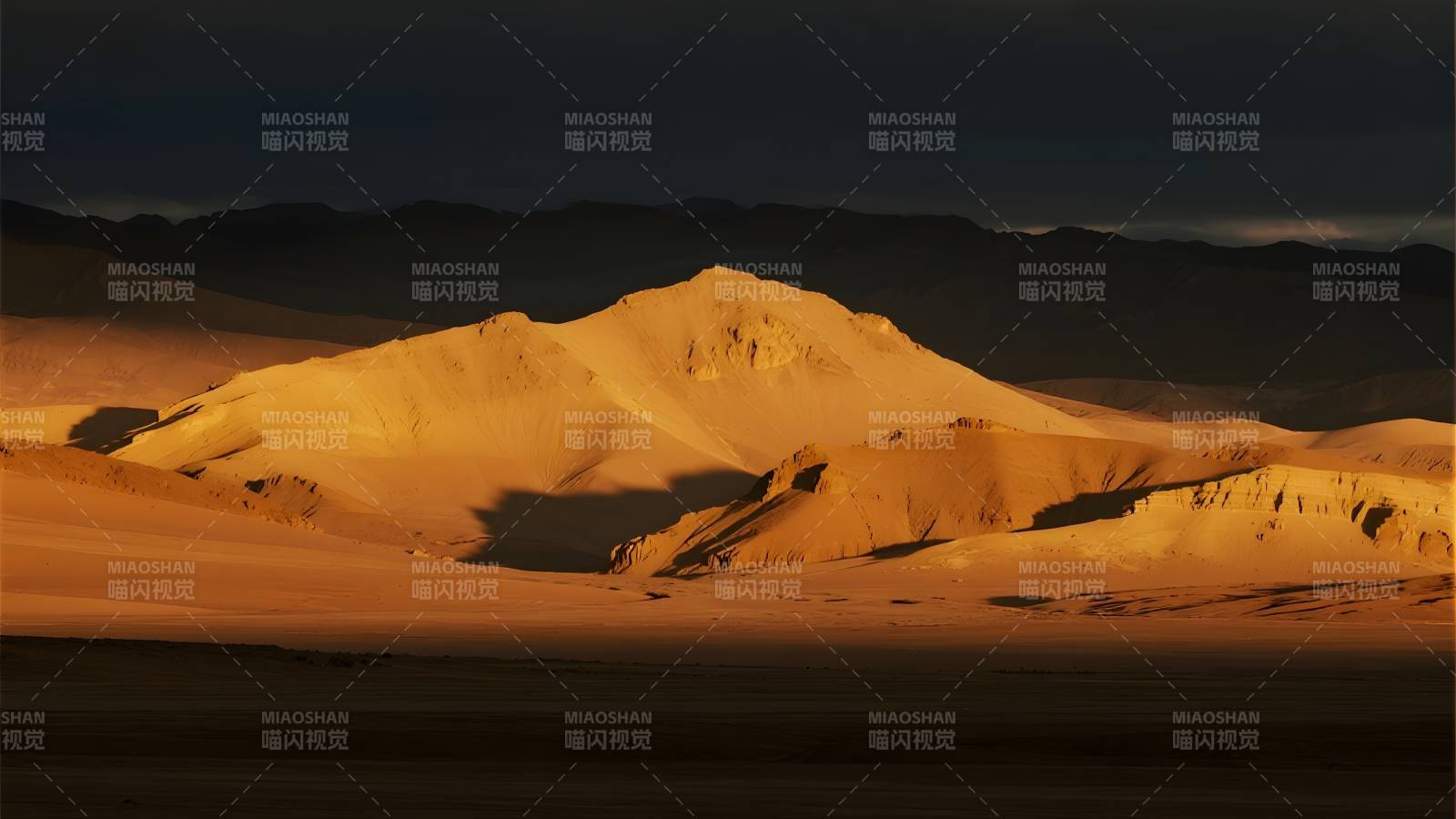 沙漠黄昏山影图片