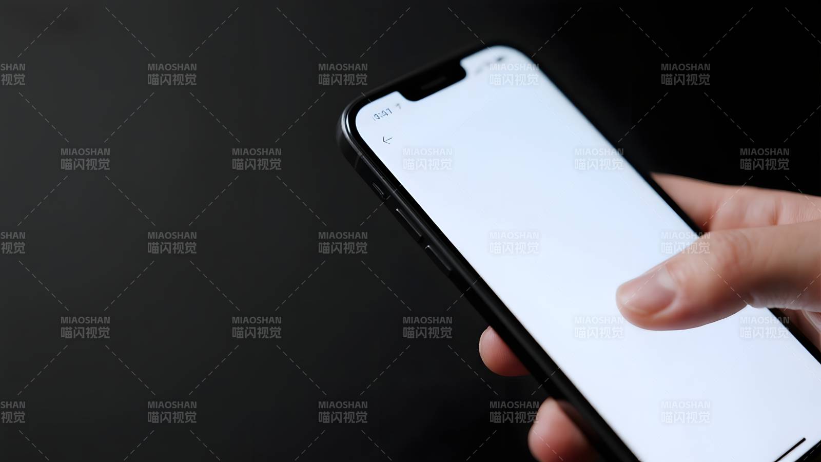 手持手机 屏幕亮起图片