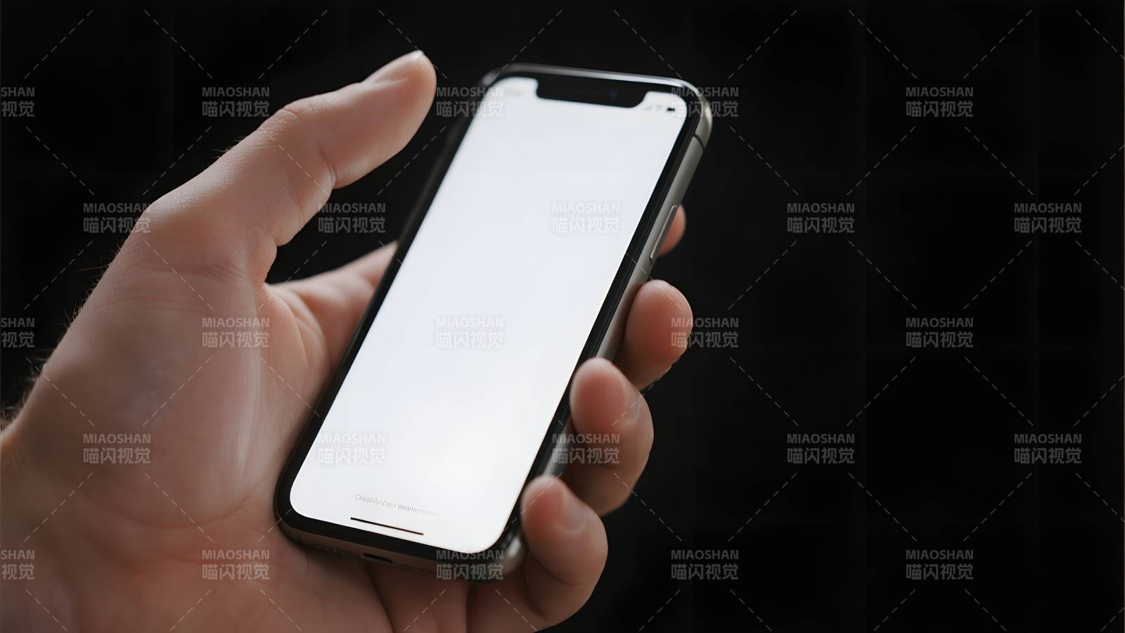 手持白色屏幕手机图片