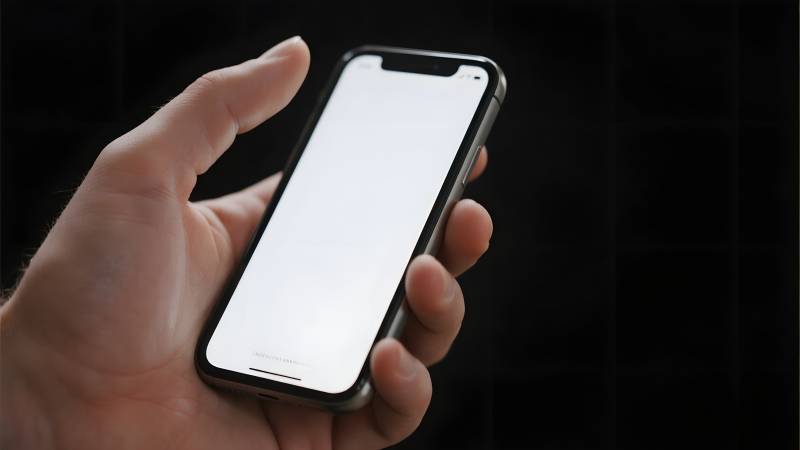 手持白色屏幕手机图片